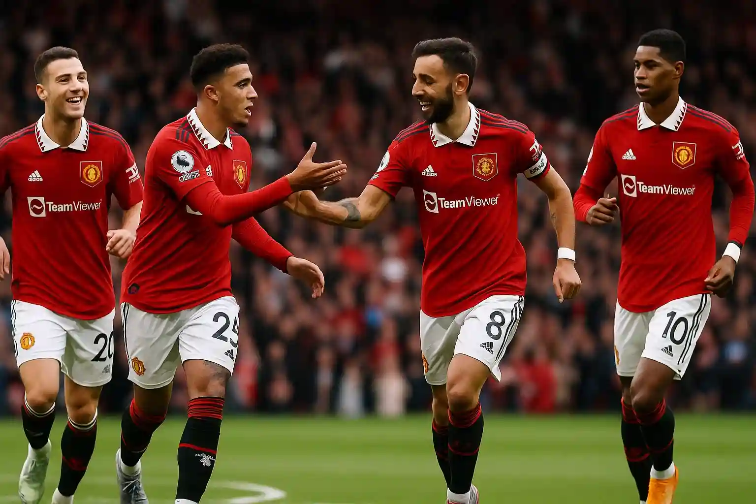 Sancho phối hợp ăn ý cùng các đồng đội tại Man United trên sân cỏ