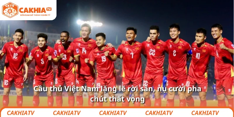 Cầu thủ Việt Nam lặng lẽ rời sân, nụ cười pha chút thất vọng